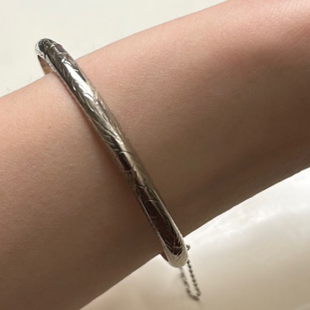 Vintage Sterling Silver Etched hinged bangle bracelet 7"